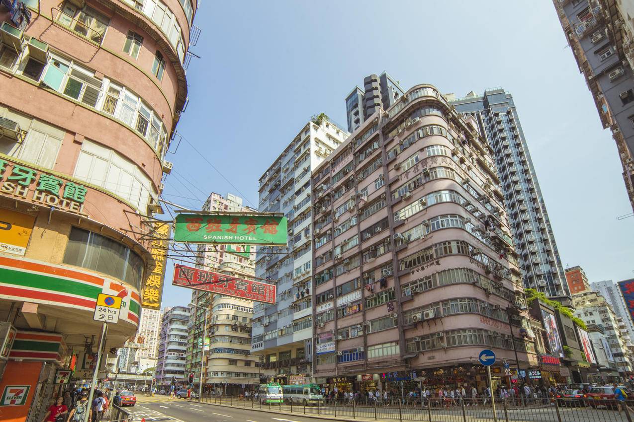 道路和建筑物附近的人群