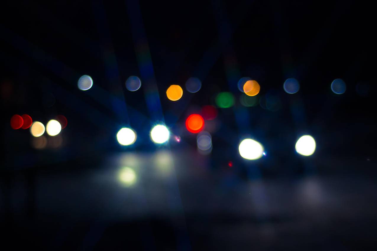 夜间车灯和路灯图片