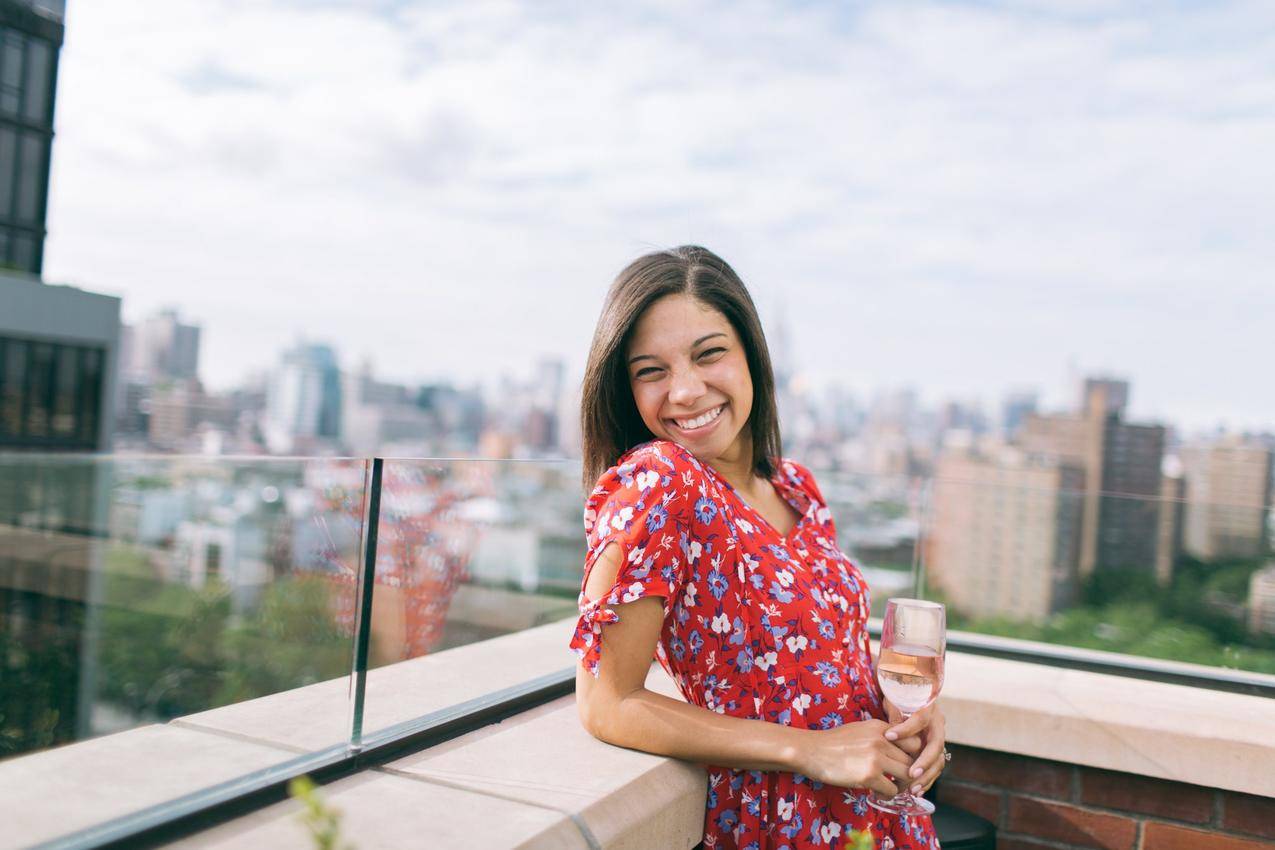 女人穿着一件带有屋顶视图的花式连衣裙
