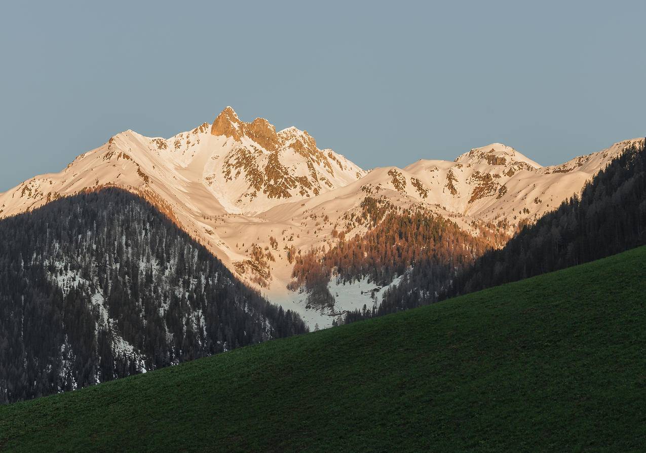 白灰山