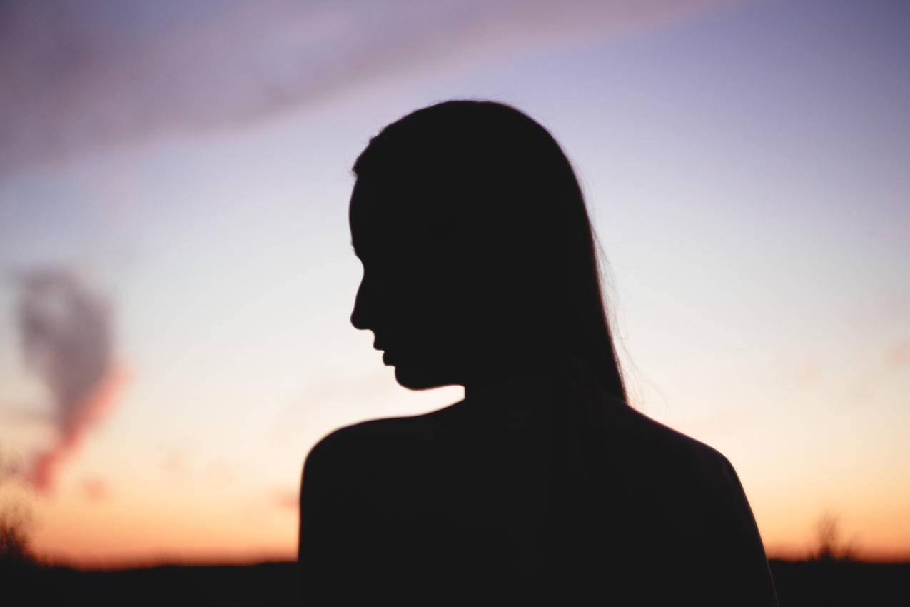 夕阳中的女子剪影
