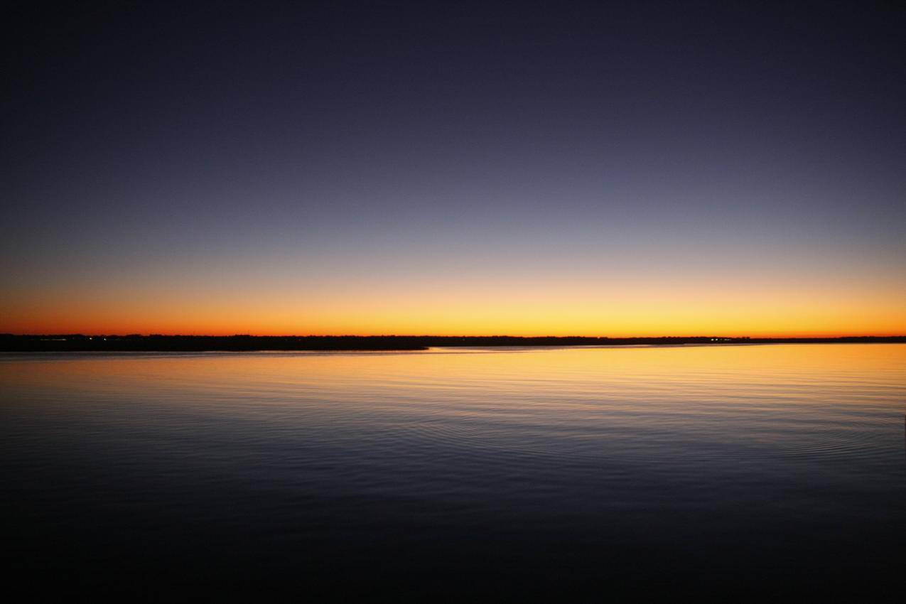 夕阳下湛蓝澄澈的天空