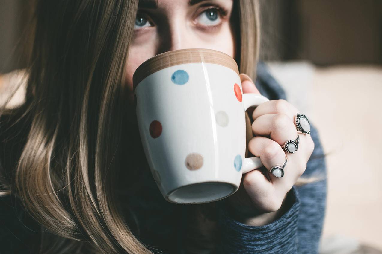 女人拿着五彩波尔卡陶瓷杯