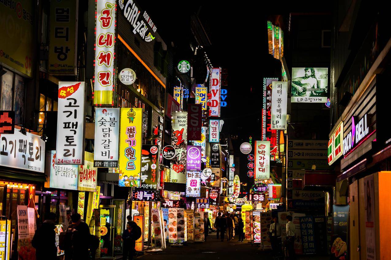 cc0可商用城市,道路,餐馆,人的股票图片