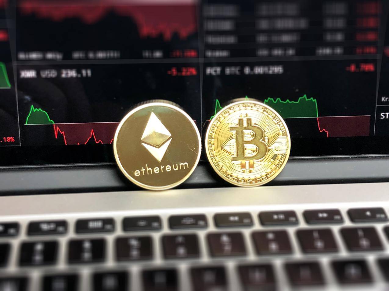 Eitum和比特币徽标