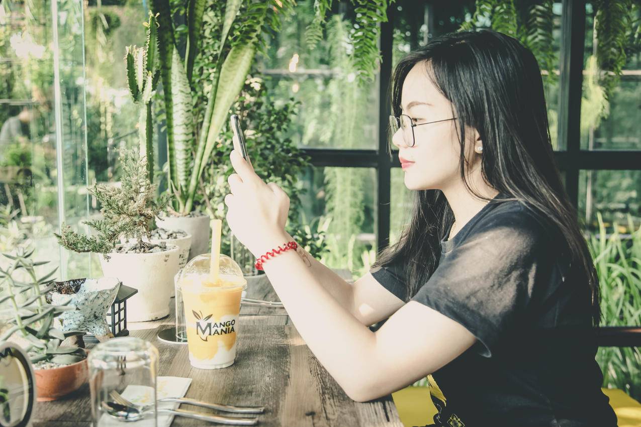 女人使用手机的图片