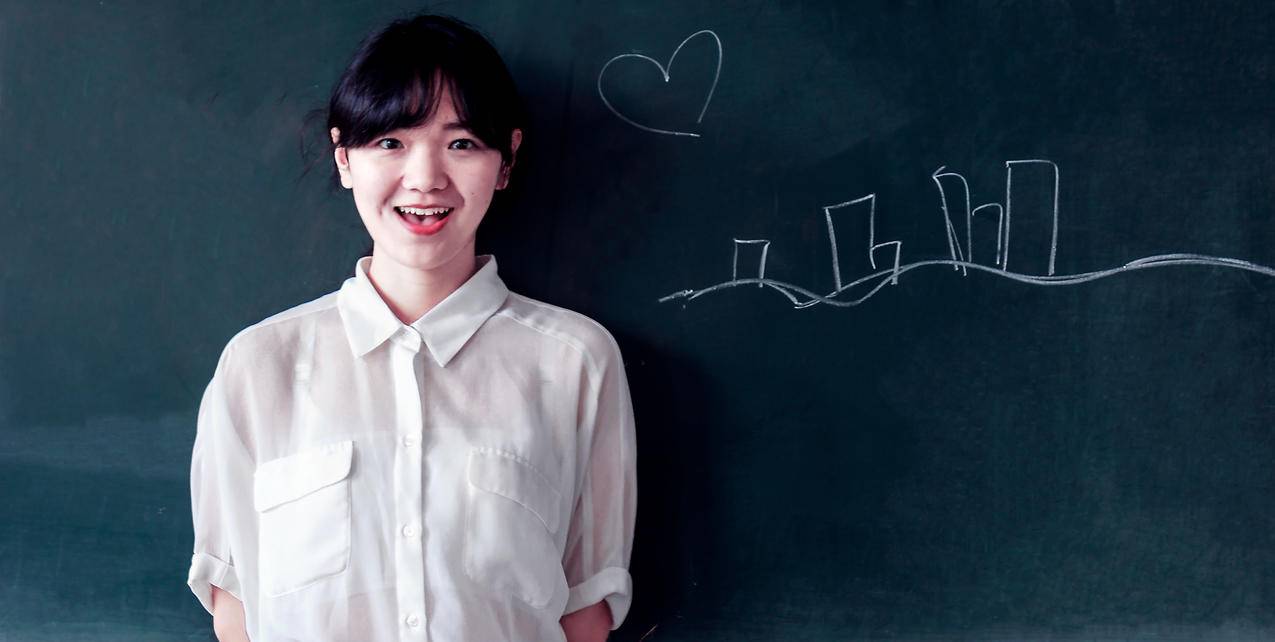 绿墙背后的女人
