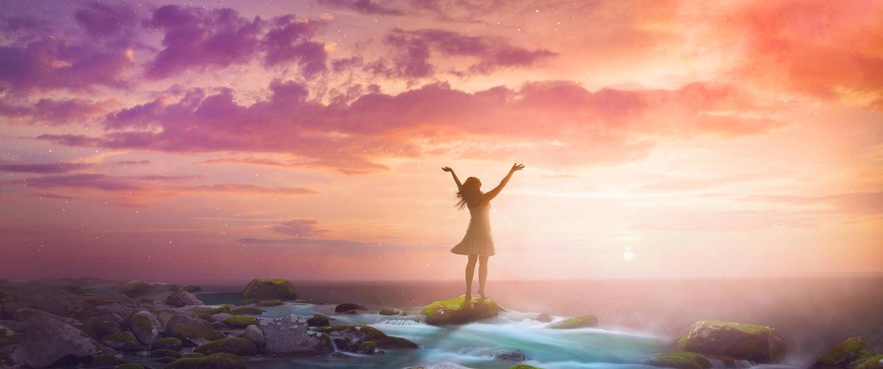 女人举起双臂,海边日出唯美风景3440x1440壁纸