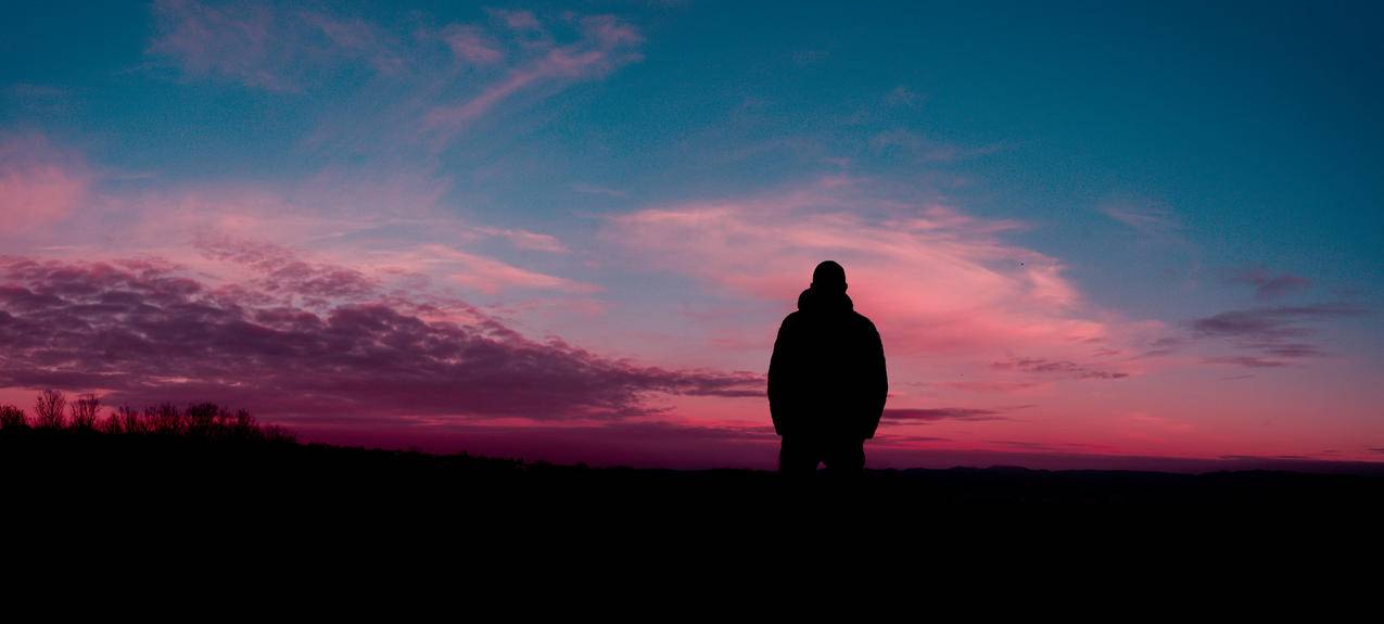 夕阳背景下的人影