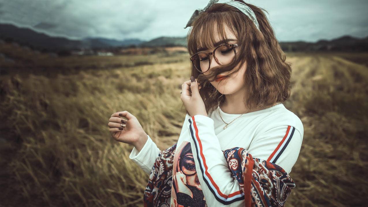 女人闻头发的高清图片