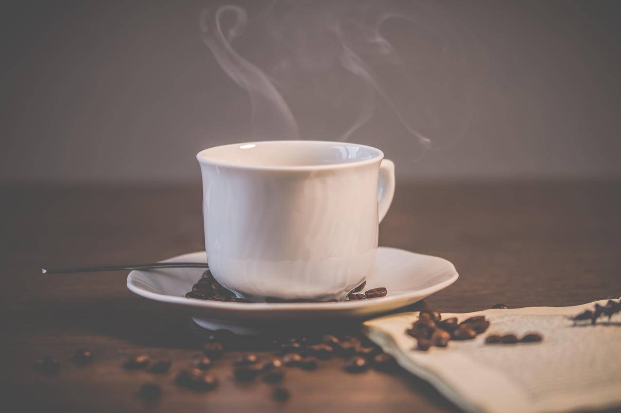 带茶托的白色陶瓷咖啡杯
