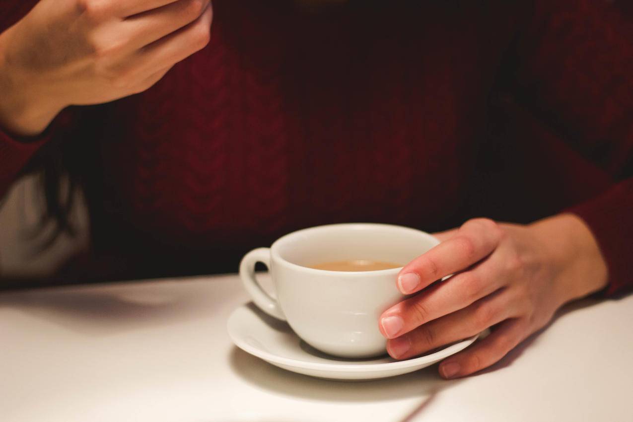 怀抱陶瓷杯的人