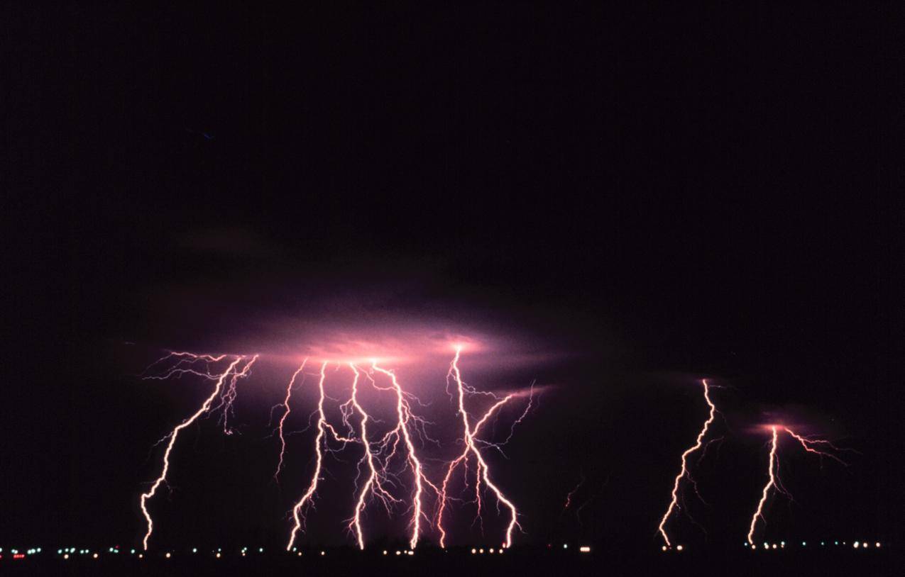 夜间的紫雷风暴