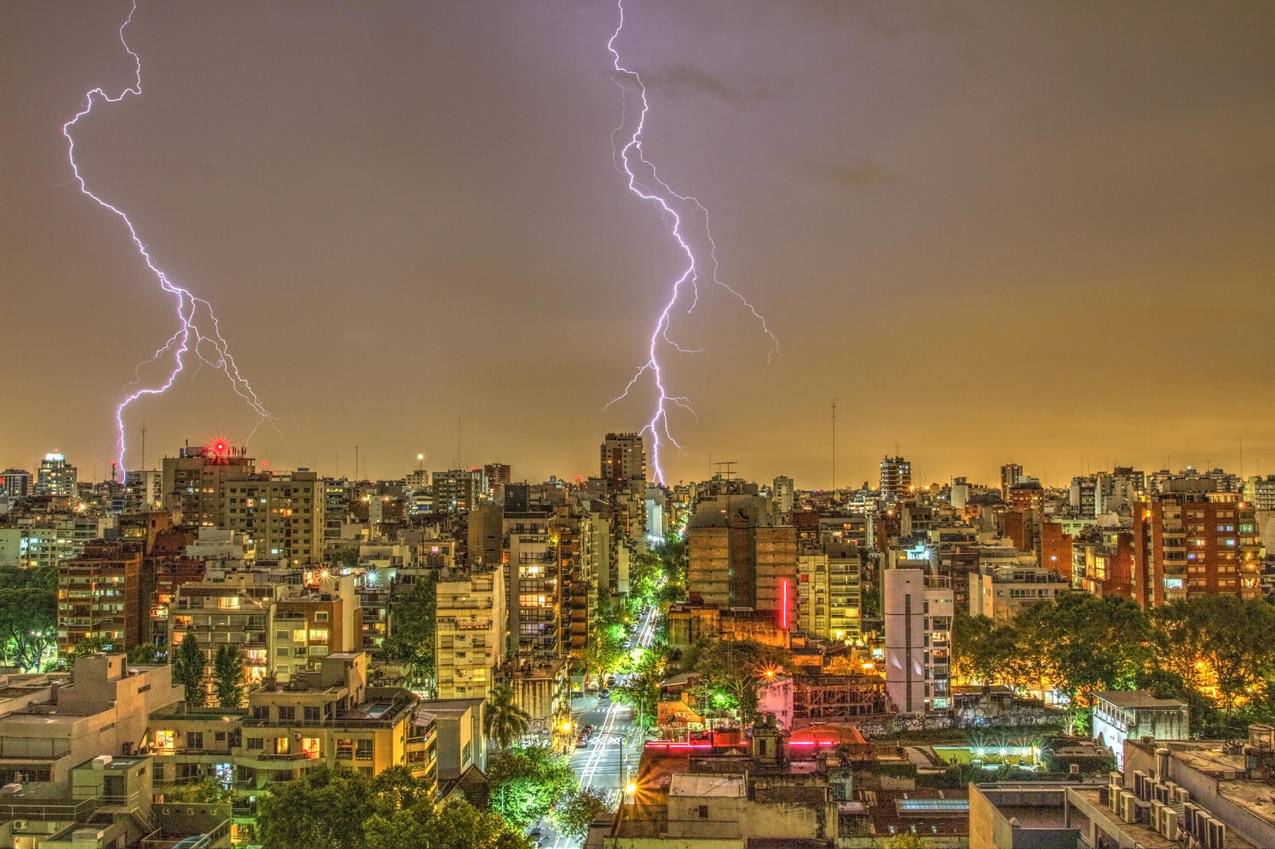 城市背后的雷击摄影