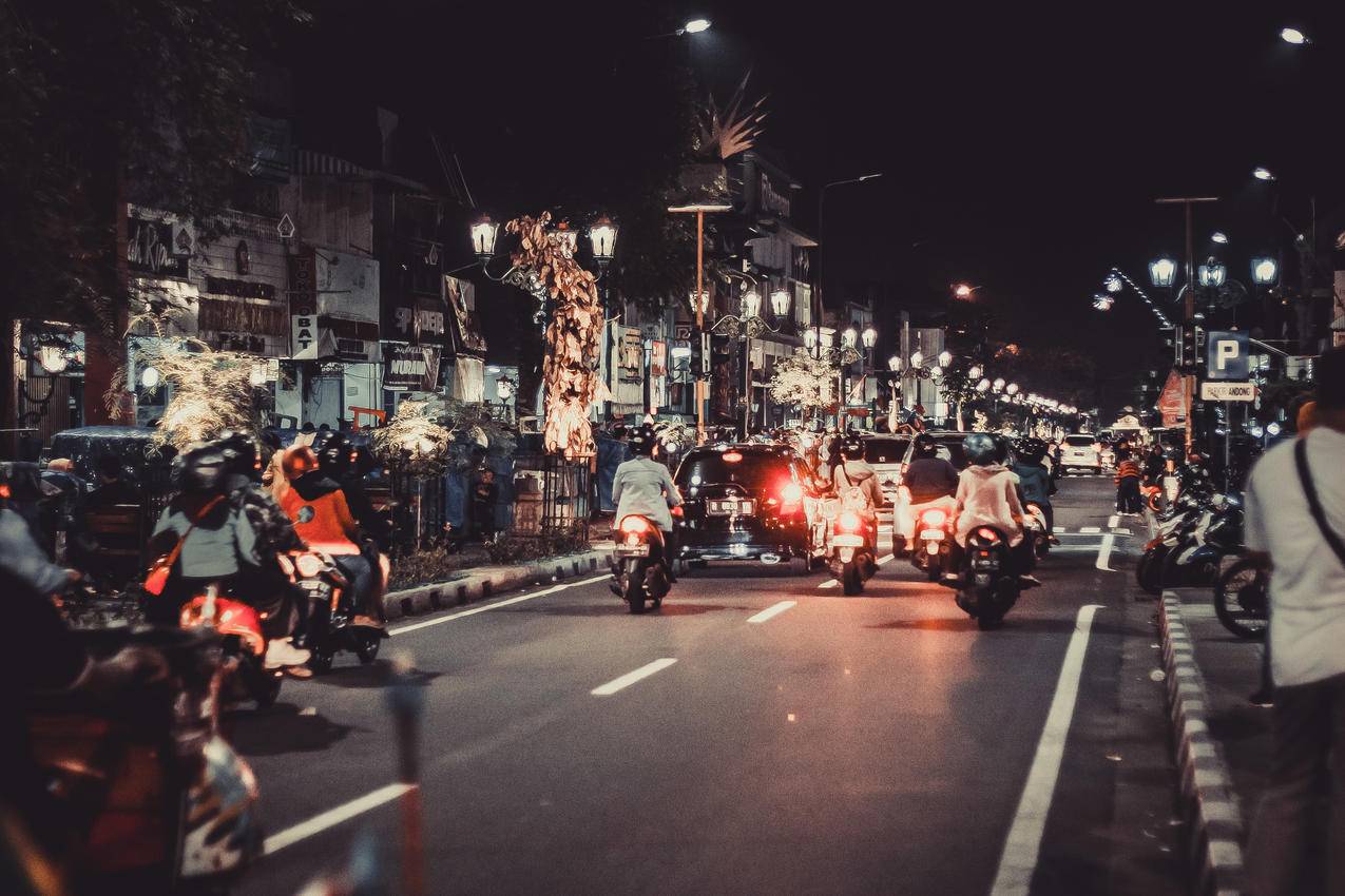 在夜间骑摩托车的人