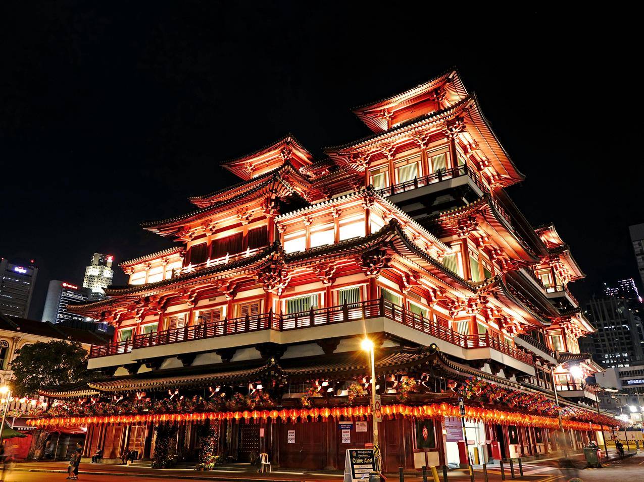 Low,Angle在夜间照明建筑物
