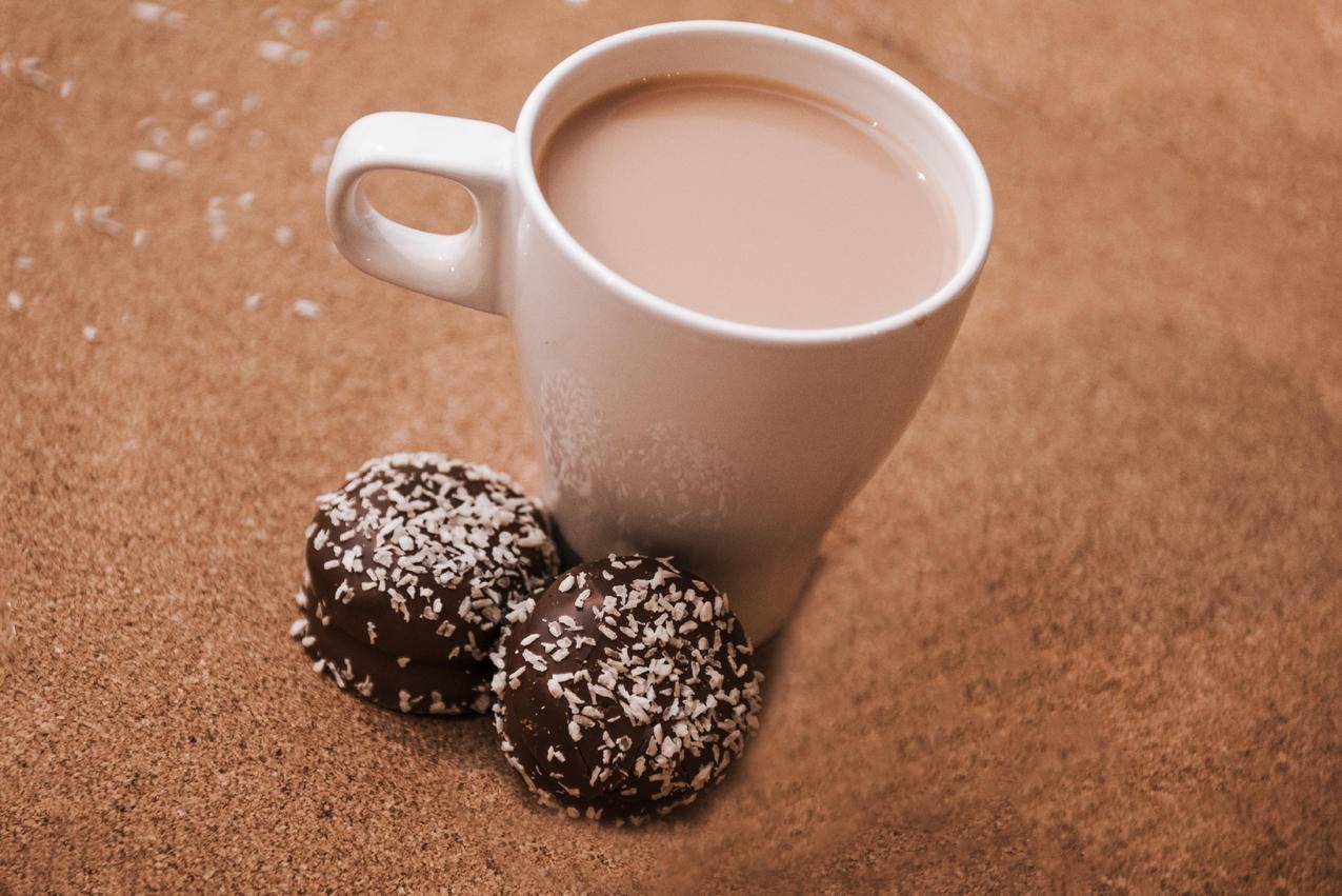 白陶瓷杯咖啡