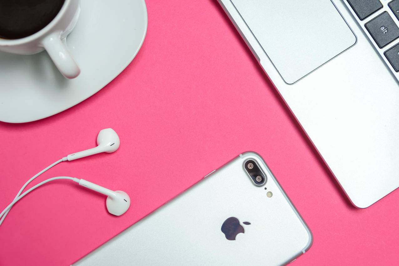 银色iPhone,7加上耳塞的特写图片