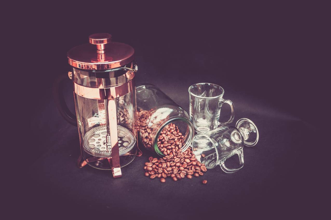 棕豆,透明玻璃杯,黄铜咖啡研磨机的摄影