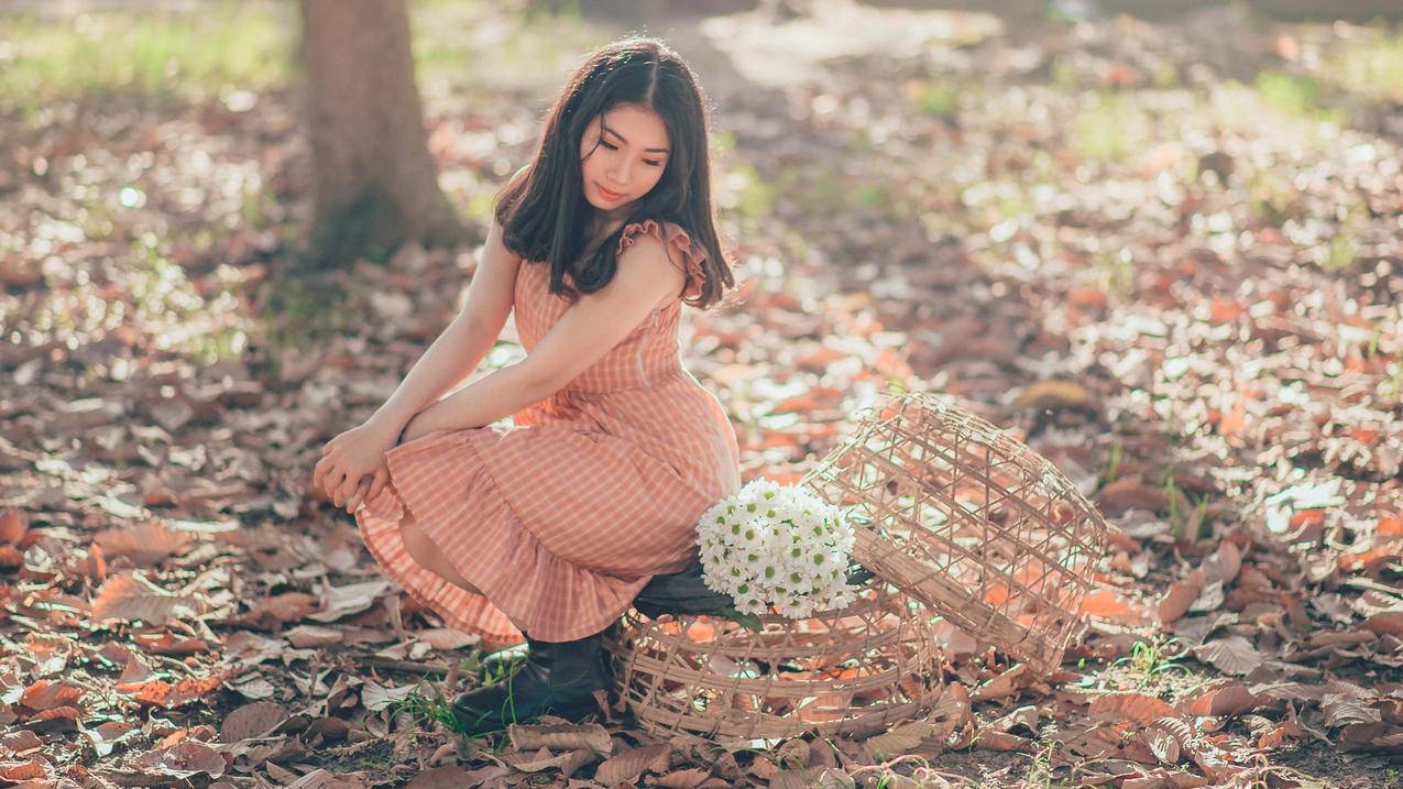 坐在花束旁的女人