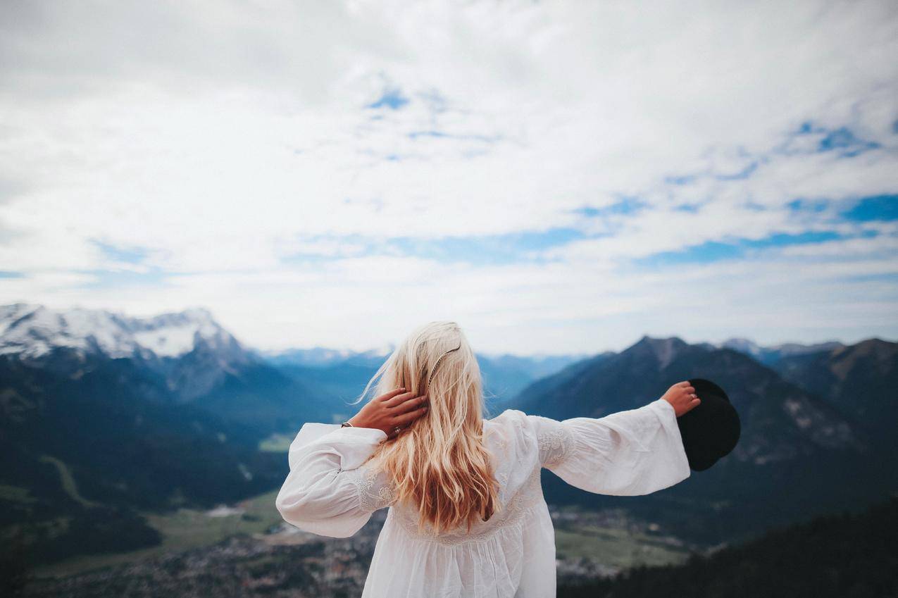 穿白色衣服的女孩穿越黑山