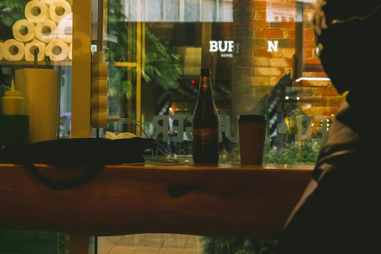 桌上啤酒杯旁的啤酒杯