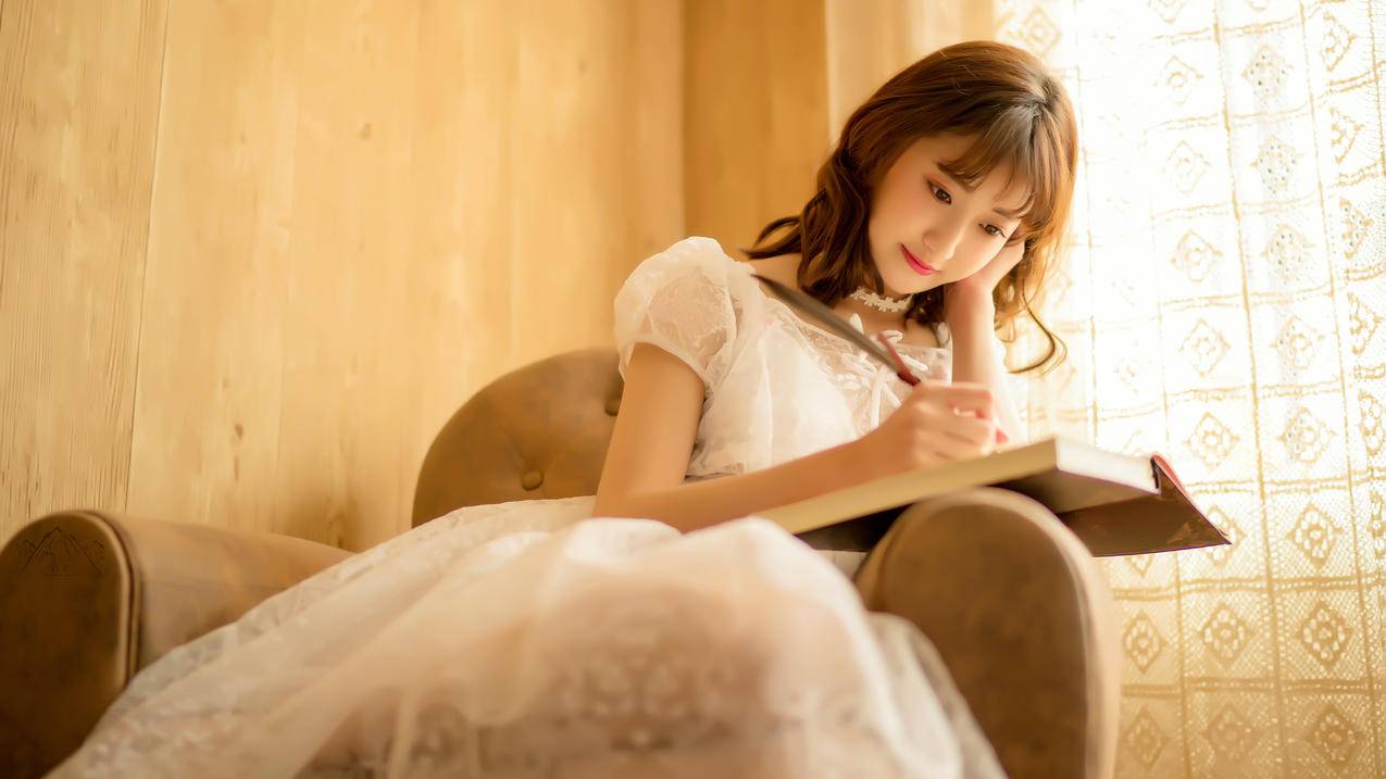 写字的清纯美女,4K美女壁纸