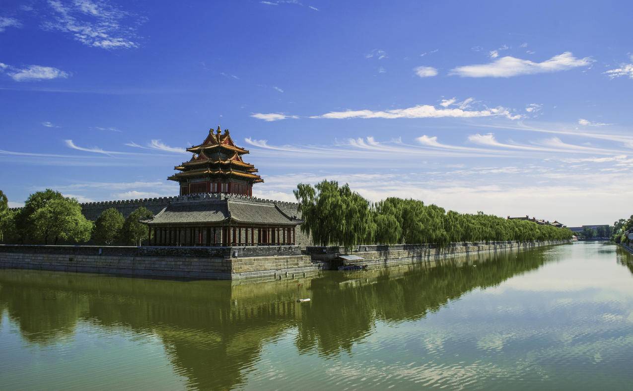 蓝天碧水下混凝土寺附近水体
