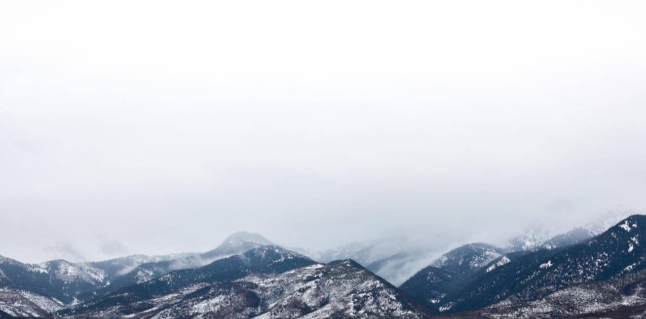 白云下的雪山