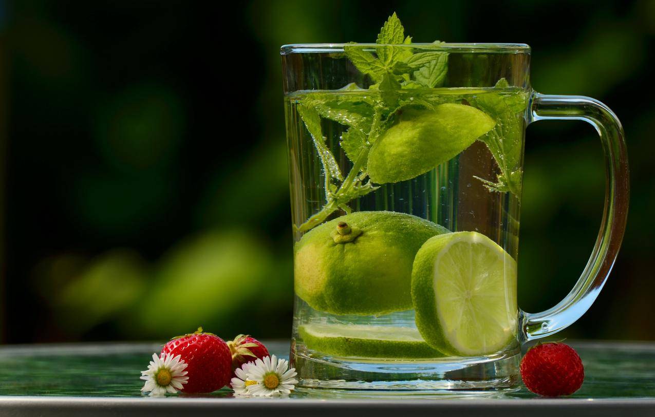玻璃杯,排毒水,柠檬,花,草莓,4K壁纸