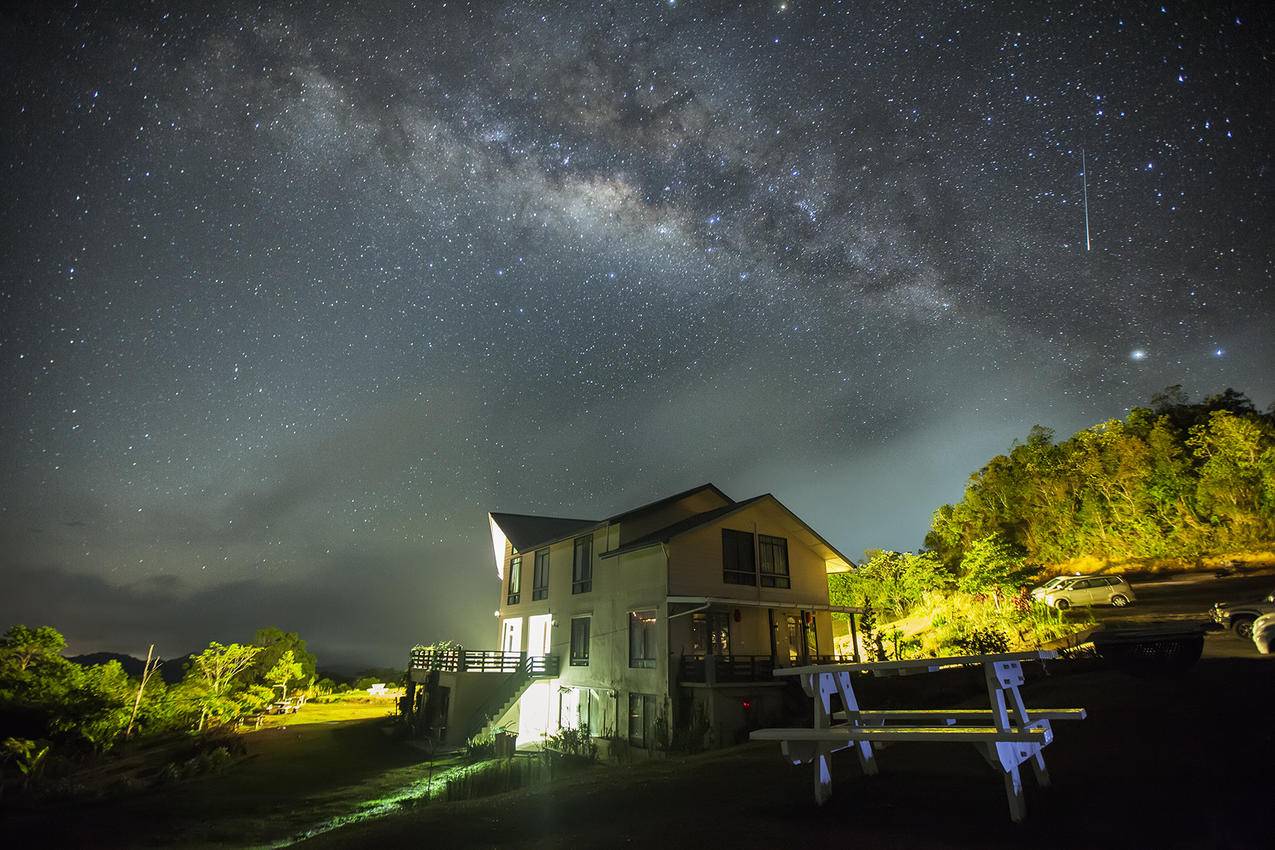 星空下的白墙漆屋