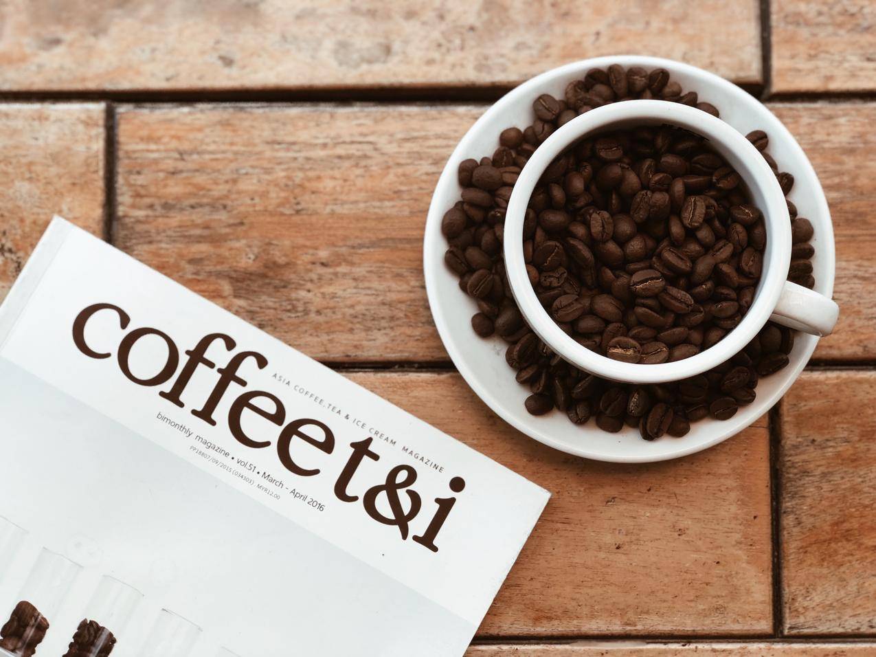 咖啡T＆I目录和杯子和茶托在桌面上