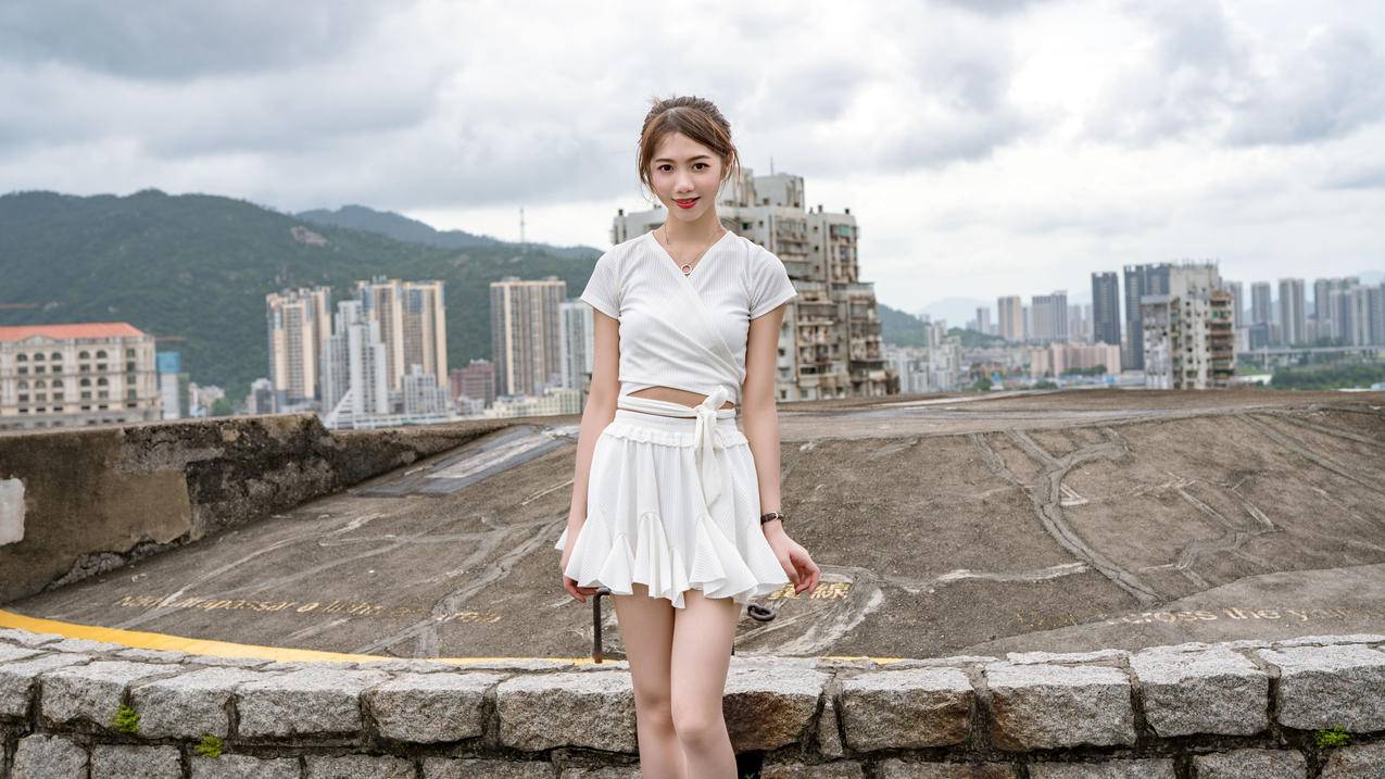 美女旅拍,白衣白裙,城镇,4K美女壁纸