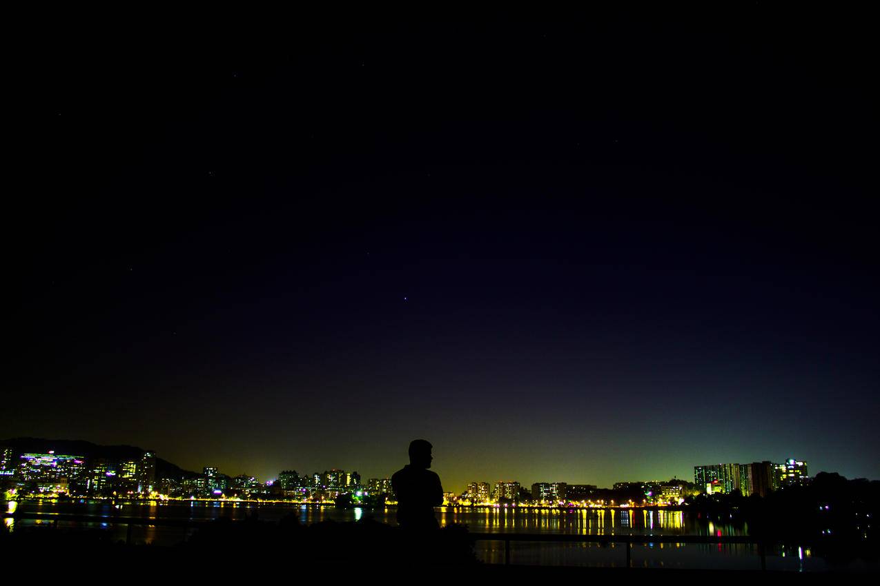 人在nighttime剪影