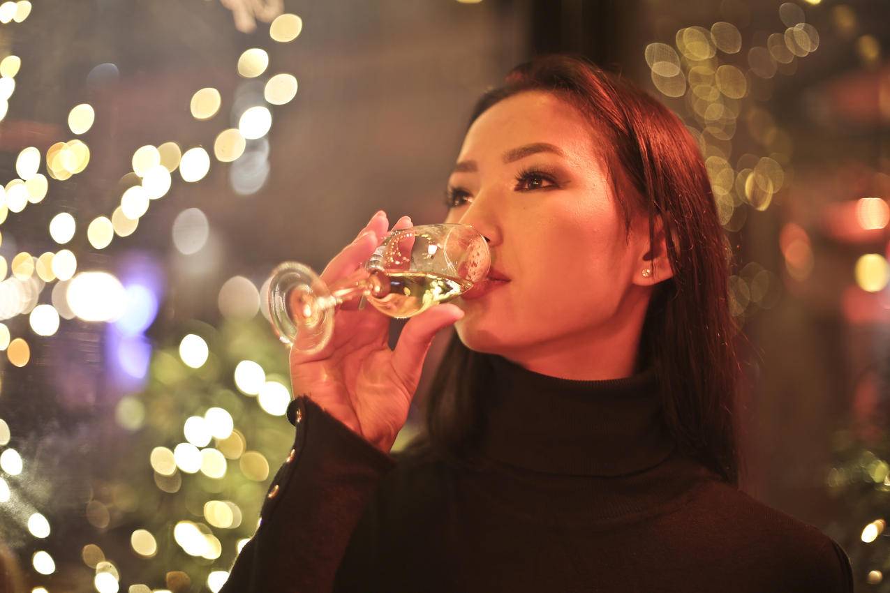 妇女饮酒