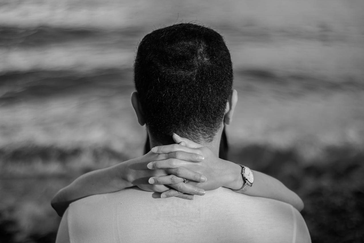 男人拥抱女人的灰阶高清大图
