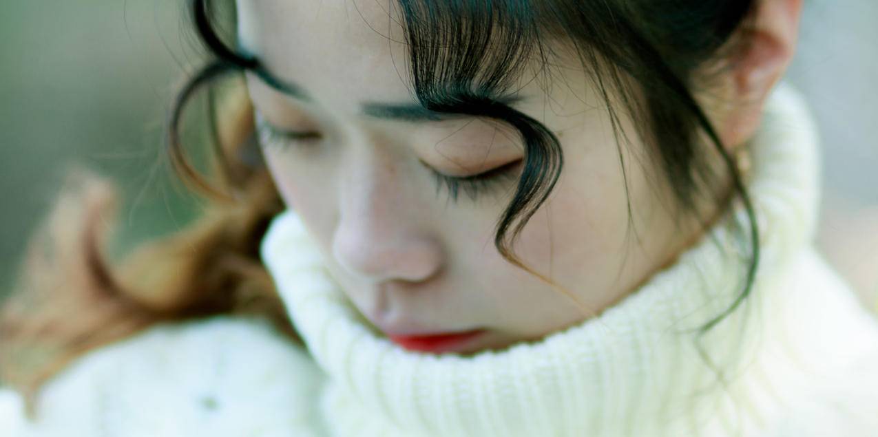 白海龟脖子上的女人合影