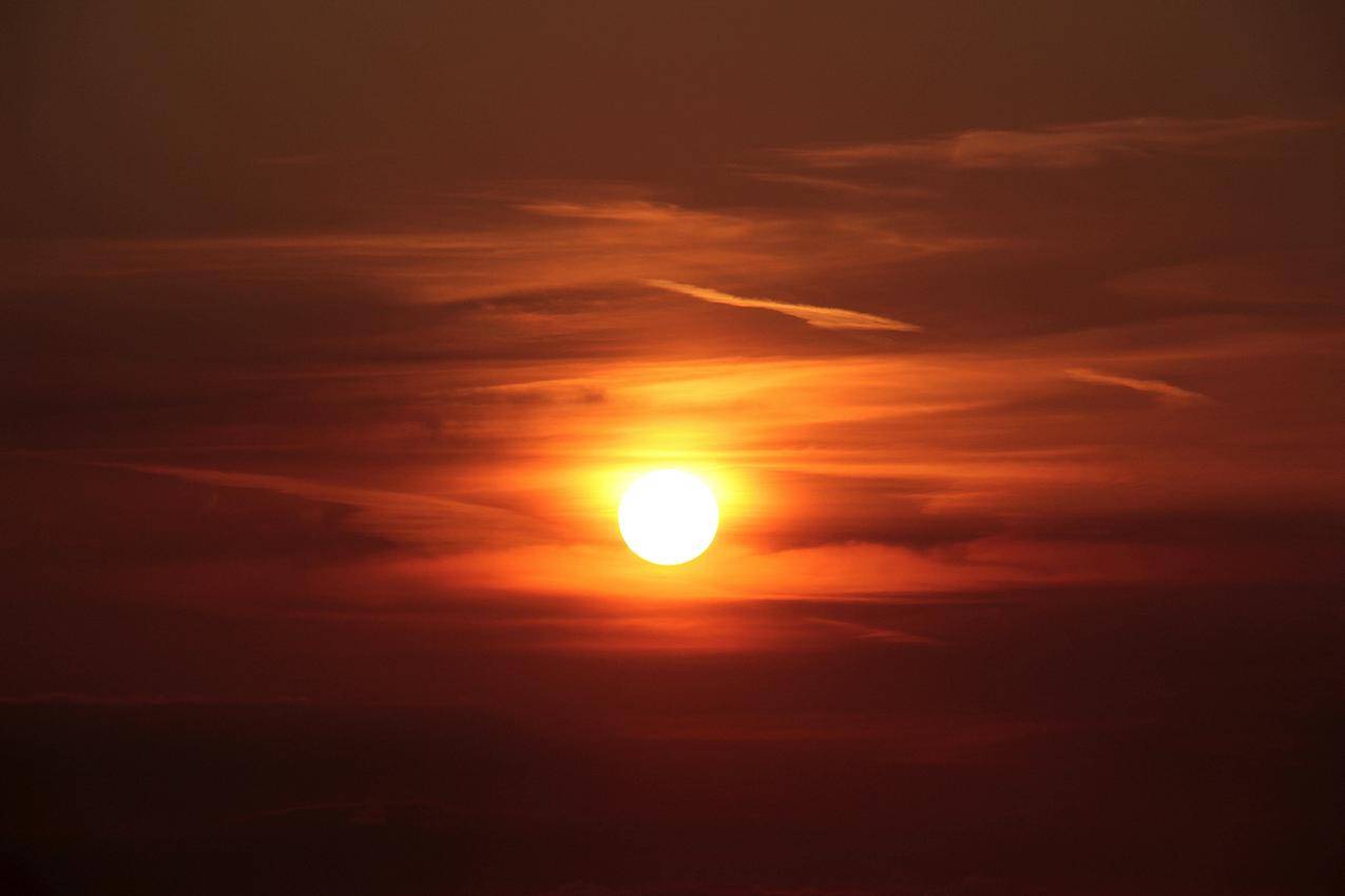 夕阳下的橙色太阳