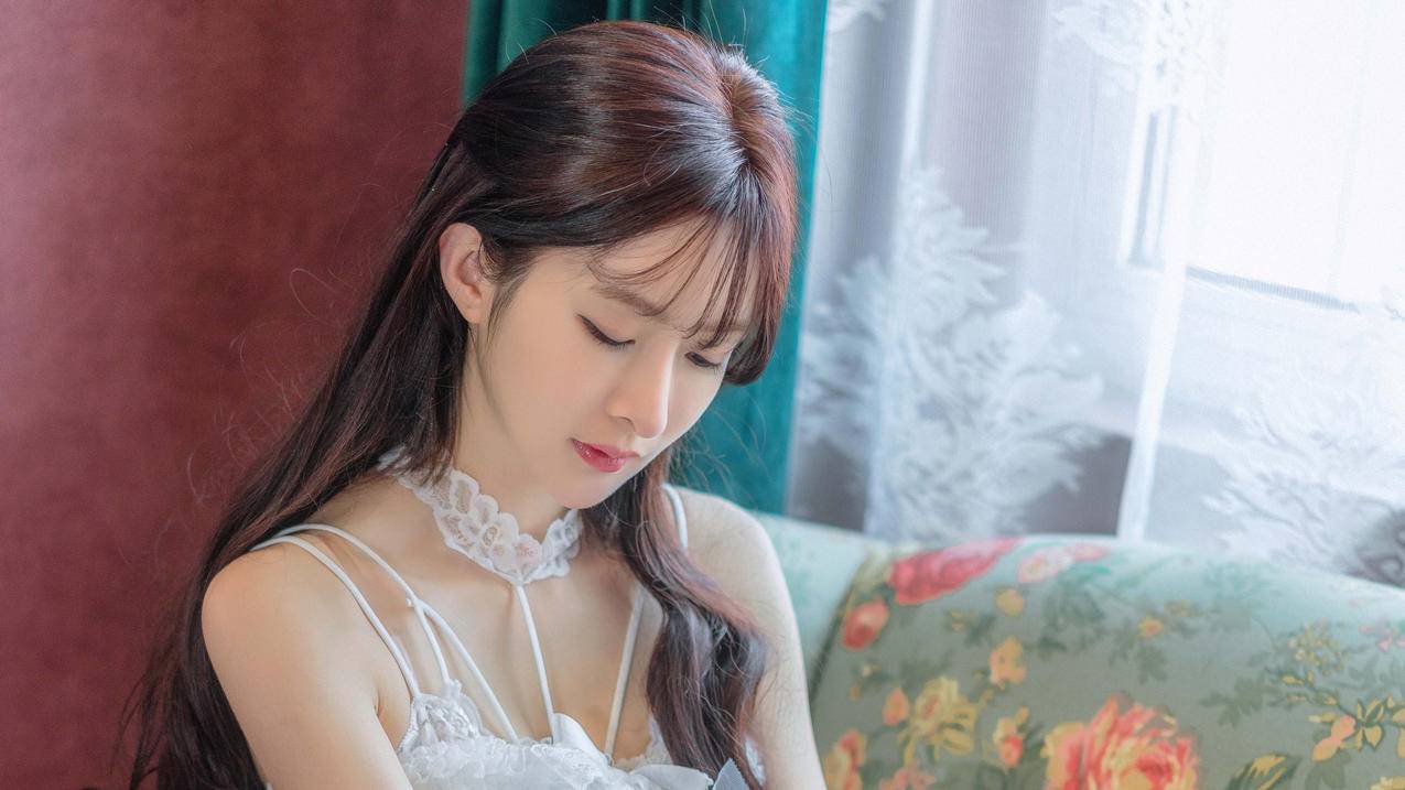 居家,沙发,小清新长发美女,白色裙子,唯美美女,4K美女壁纸