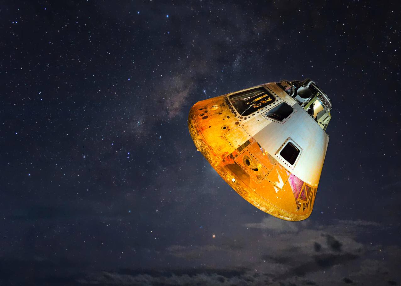 灰色橙色宇宙飞船