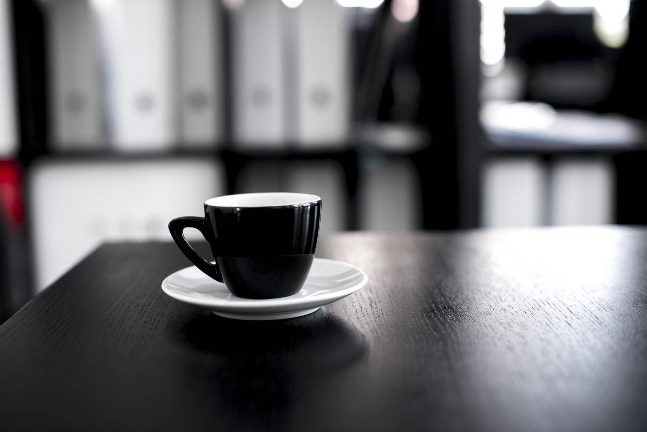 黑白茶色茶杯碟
