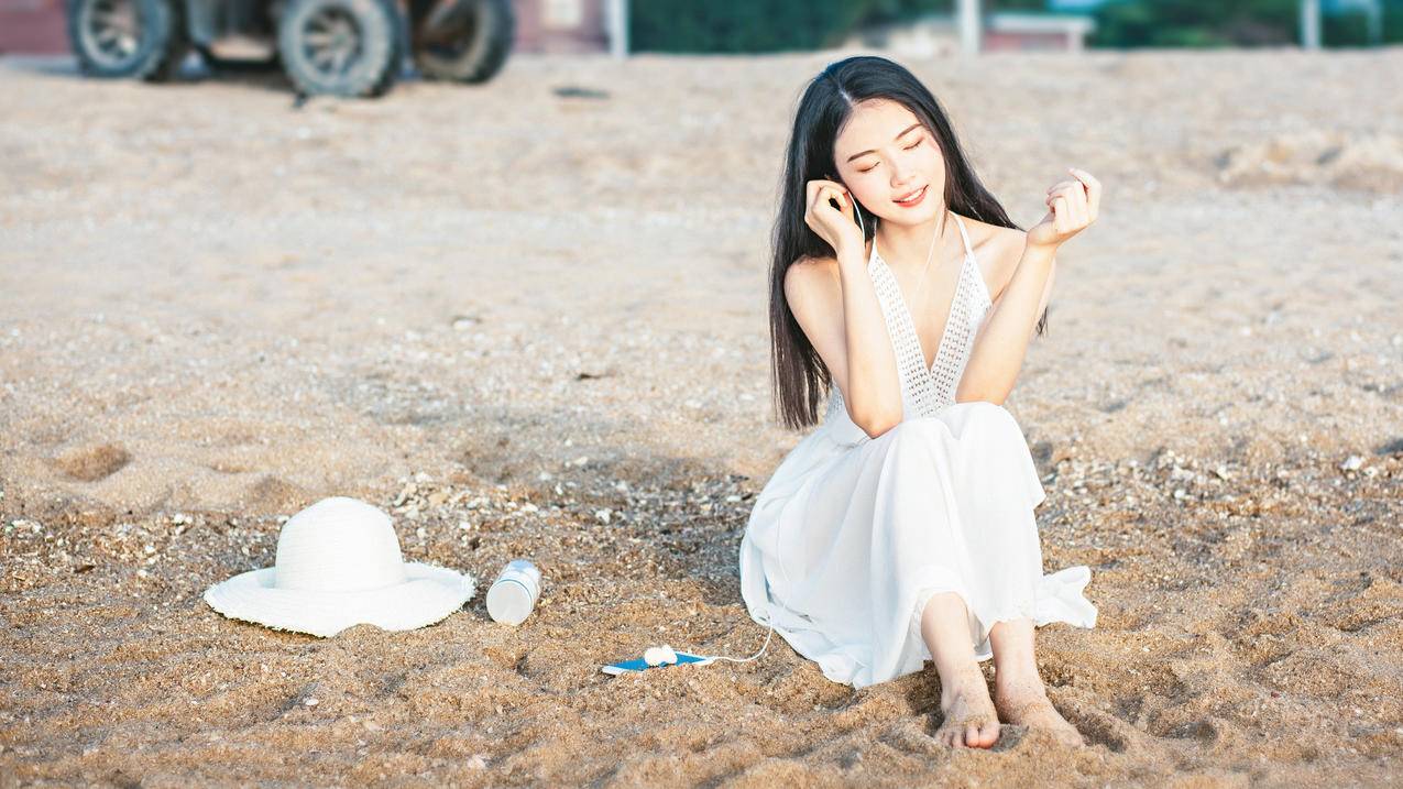 可爱美女,坐在沙滩,听音乐,4K美女壁纸