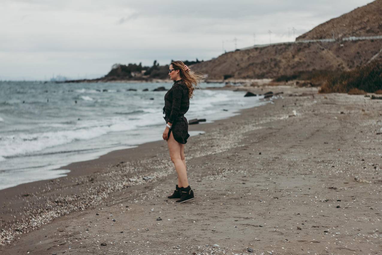 站在海边的女人