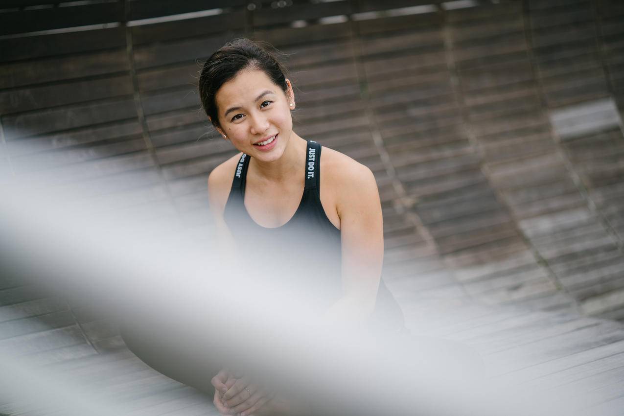 黑色运动胸罩的女人