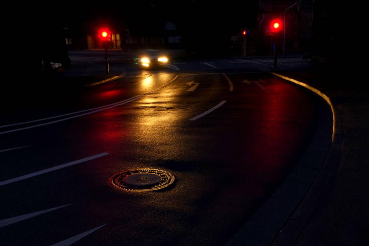道路上行驶的汽车时间高清图片