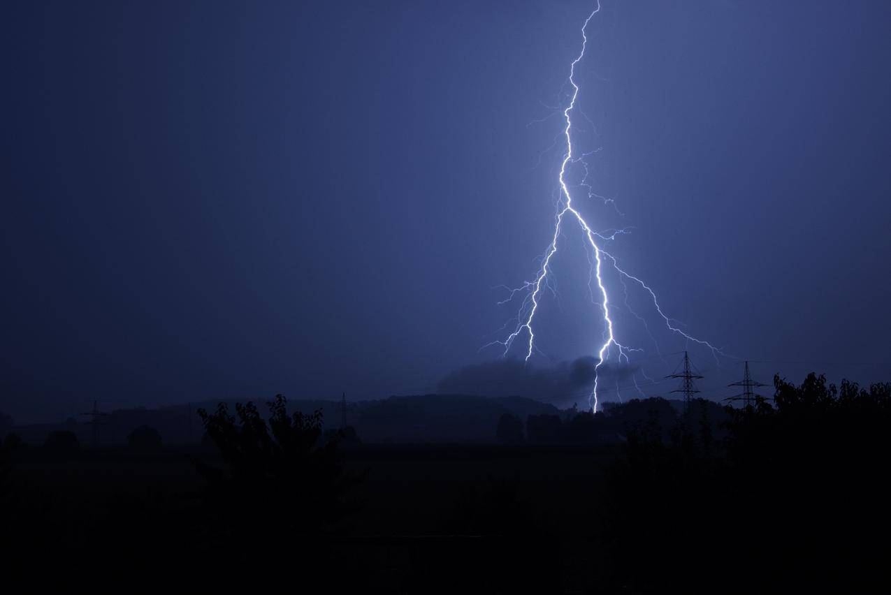 夜间闪电颠簸