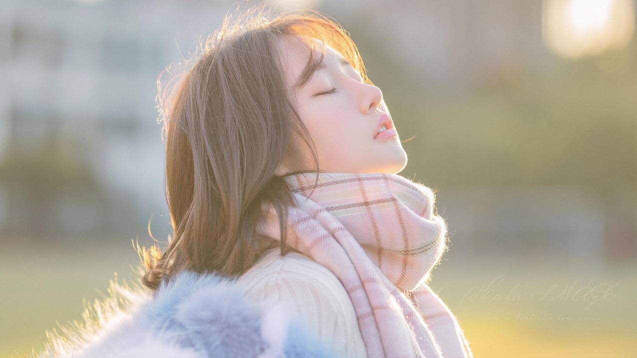 冬季,草坪,闭上眼睛的美女,围巾,唯美,4K美女壁纸
