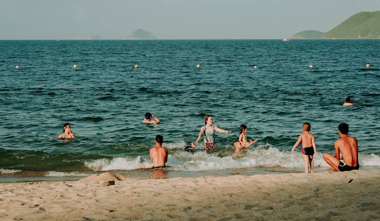 沙滩上游泳人的摄影